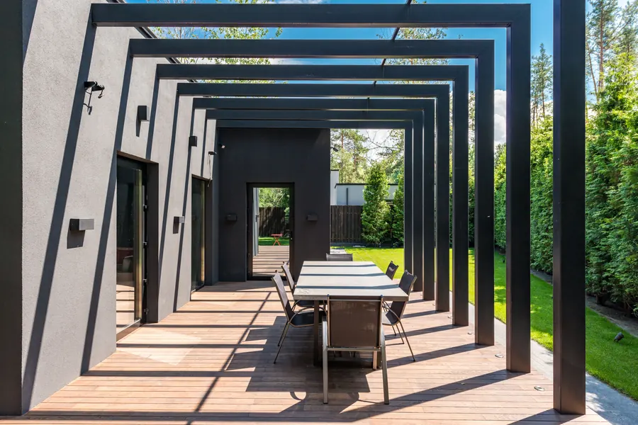 Puidust terrass metallist pergola all